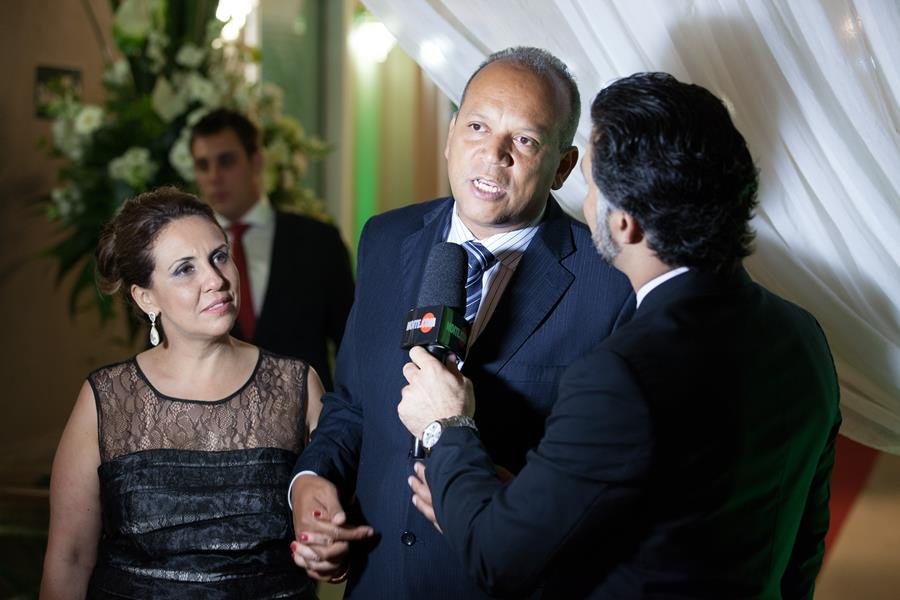 Prefeito Dr Eloisio Lourenco dando entrevista para o programa Noite.com
